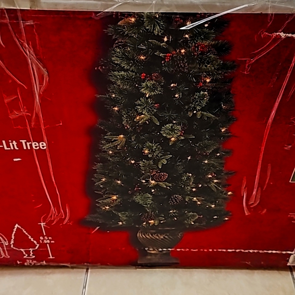 Pine potted pre-Lit Tree